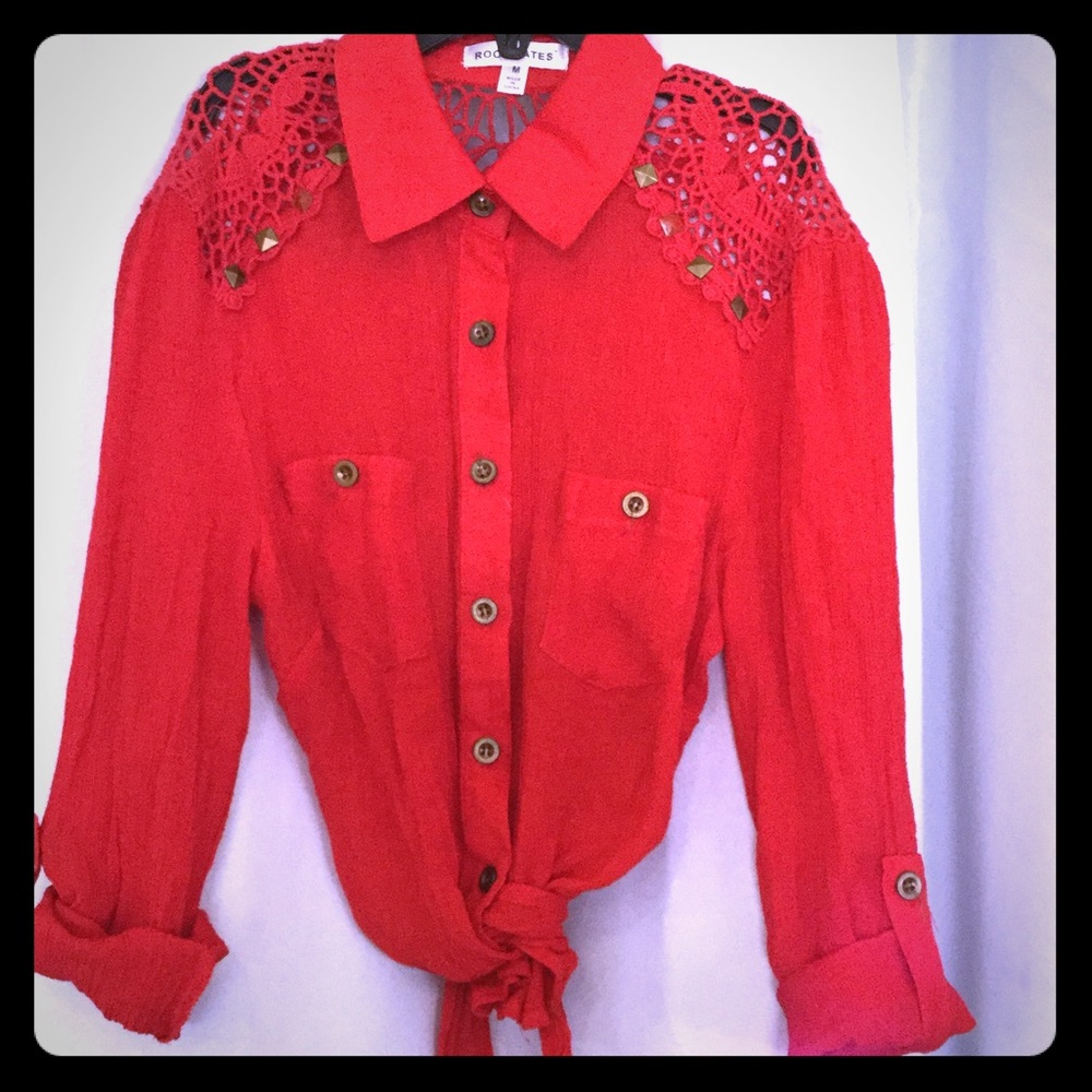 Crochet and riveted blouse.